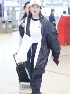 阚清子被抓拍 看到她的真实颜值后 网友：简直不敢肯定