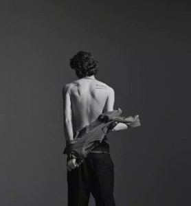 美国超模从仙女变直男后 首登杂志封面秀肌肉 帅呆了