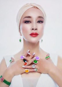 你只看到刘晓庆僵掉的脸 看到她脖子上、手上戴的翡翠了吗？
