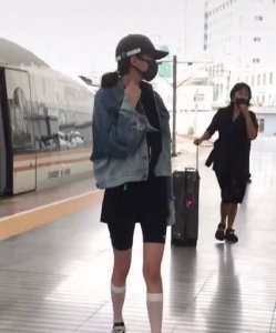 关晓彤的腿有多瘦？两腿并拢还能塞橄榄球 网友：太不真实了