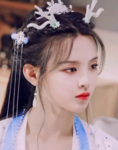 杨超越的美太真实了 看到她的鹿角妆 网友：想不酸都难