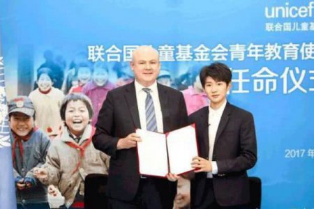 网友拍到王源单独吃饭镜头：桌上放5个菜 一个人吃有点凄凉
