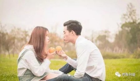 一个暗恋你的男人 在相处中 会不经意的有这些表现