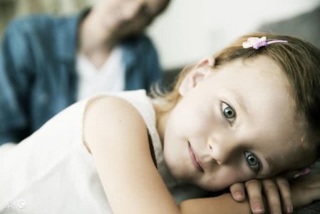 5岁女生眼睛近视5百度 婆婆带孩子的方法太不走心 家长需重视