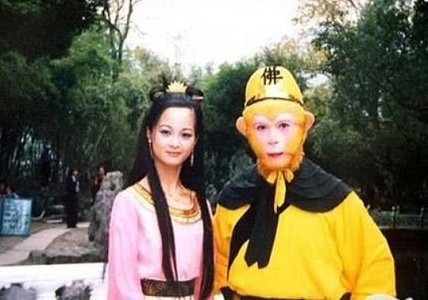 西游记片场休息时 孙悟空忙着合影 猪八戒帮助拍照 唐僧最社会