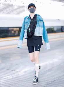 关晓彤牛仔外套配健美裤紧跟时尚 下半身抢镜被赞漫画腿