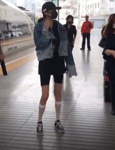 关晓彤又火了健美裤＋及膝袜 原本以为很另类 结果显得腿是真长