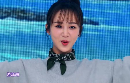 杨紫到底有多守旧？当她整理裙子的那一刻 瞬间成全场的焦点
