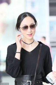 韩雪一身黑装太帅气 精美包包很惹眼 气质太好了