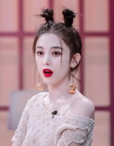 糖果色已过时 最近娜扎又带火姨妈红指甲 超级显肤白