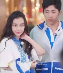 杨颖录跑男太投入 抬手瞬间手臂上图案亮了 网友：顶风作案？