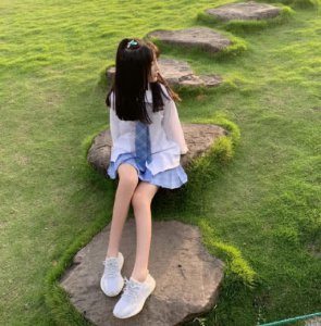 杨清柠终于对8cm短裙下手了 坐在台阶上的那一刻 网友：服气