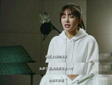关晓彤戴鸭舌帽口罩现身高铁站被认出 两条筷子腿超抢镜