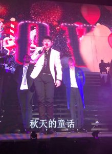 张杰唱《秋天的童话》 谁注意他的这个眼神？网友：想谢娜了吧？