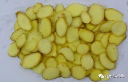 睡前用生姜贴肚脐 坚持一个月 3个变化会悄悄找上你