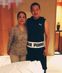 吕丽萍31岁儿子近照曝光 长相酷似父亲张丰毅