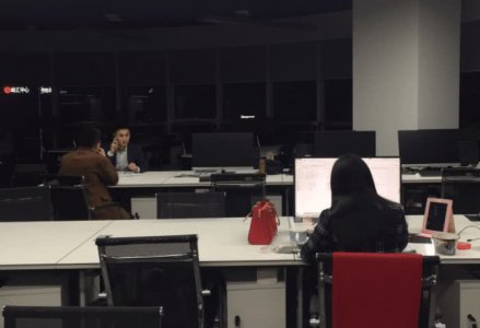 公司5点半下班 员工却主动加班到10点 得知理由 网友：奇葩