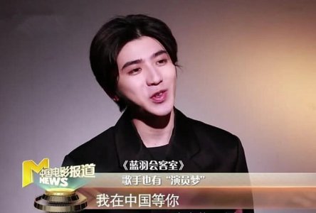 蔡徐坤央视镜头下变脸 看到后台采访照ikun：黑粉闭嘴吧