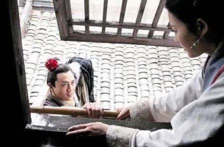 西门庆很爱潘金莲吗？他曾经用鞭子抽打对方