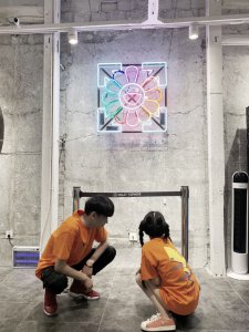 杨清柠的腿有多细？当她坐在网红椅上时 网友：差点分不清哪是腿
