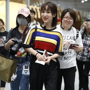 王俊凯杨紫一起坐飞机 追星现场太壮观 杨紫吓出心情包