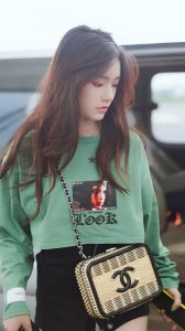 林允现身机场 一身搭配少女感十足 看到腿后 网友：太美了