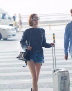 袁姗姗逆袭了 穿低跟鞋腿长直逼超模 网友：对瘦腿充满了信心