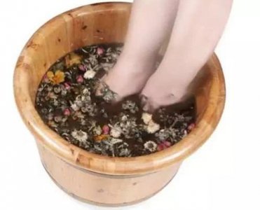 女人每天晚上洗脚水里加点它 发发汗 驱寒 排湿毒 睡眠好了 皮肤也滑了