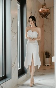 摄影：怎么说 这条不规则剪裁连衣裙 能成为众人的焦点吗？