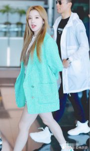 捕获两个美少女 看到baby的迪奥鞋 网友：不露腿也躺赢