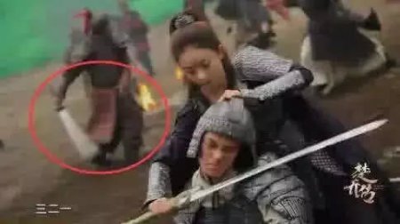 笑到胃疼的穿帮镜头：张卫健总是那么潮 耐克鞋都穿到古代去了