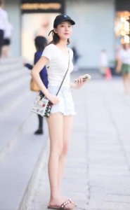 夏天穿阔腿裤？热死你 最近仙女在穿的是热裤＋凉拖 潮得没边了