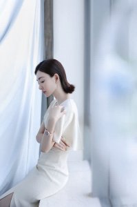 王丽坤终于扎起头发 扎成马尾辫还搭背带裤 这样才有少女感