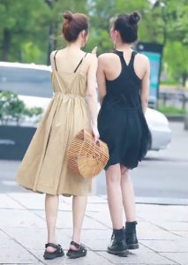夏天最火的就是海带鞋了 女生穿必须配裙子 美得像仙女