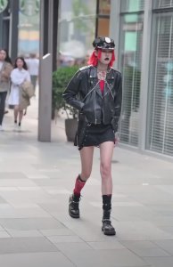 街头走红一种袜子：左边红辣椒 右边黑葡萄 看了想点赞