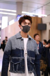 吴磊机场现身 潮气造型超帅气 面戴口罩难挡无限魅力