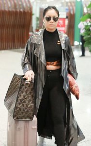 王菊机场现身 霸气穿搭潮气满满 心形墨镜个性亮眼