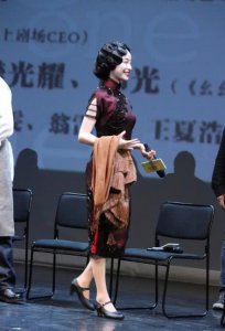 旗袍美人倪妮：卷发复古、笑容明艳 只一个背影就让人心动