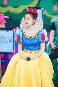 娜扎这才是真正过六一 梳丸子头＋白雪公主裙 27岁看成17岁