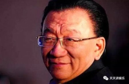73岁侯耀华机场炫富! 看到他身后的东西! 网友: 真是为老不尊啊