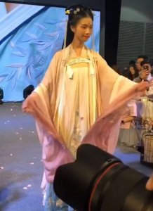 该款汉服是现实小倩吗？美得哀怨又仙气 袍子却惊呼：不敢穿