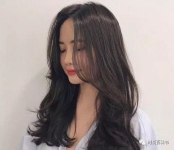 2021年很火的天然纹理气垫烫发型 搭配显白的发色会更美