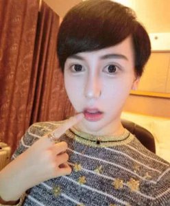 蛇精男刘梓晨又换脸 改走甜系 网友：好像景甜加薛凯琪