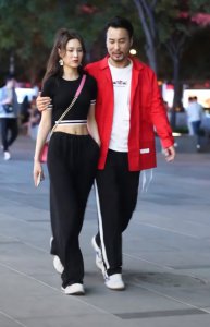情侣俩同穿黑夜裤 女生却因搭儿童版T恤 比男孩腿长5cm