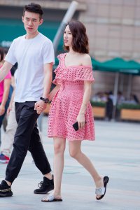 精心的打扮 巧妙的穿搭 小姐姐美艳动人