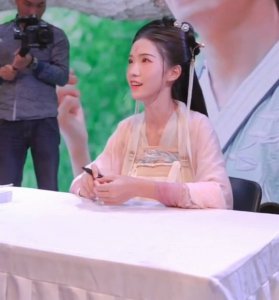 汉服大佬十里最新艺术照 4套汉服美绝了 可我只认得知否