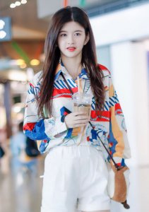 还记得《择天记》的小黑龙吗？如今长发飘飘 穿花衬衫美成初恋