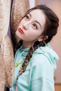 热巴彩色眼线喜提热搜 没有神颜怎么驾驭？
