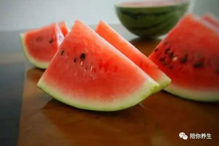 西瓜吃多了并不是好事 小心加重湿气 你可能一直都吃错水果了