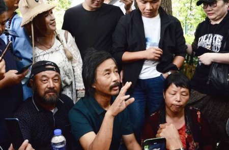 流浪大师返回上海 冒雨现身网红基地受人追捧